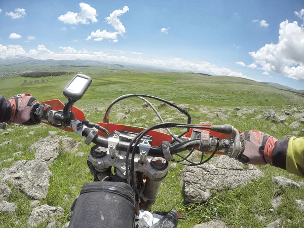 Enduro reis met vuil fiets hoog in de bergen — Stockfoto