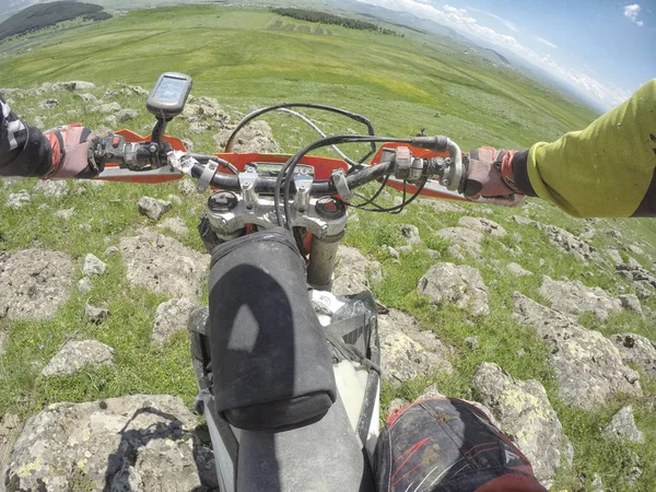 Enduro reis met vuil fiets hoog in de bergen — Stockfoto