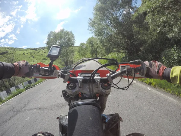 Enduro resan med smuts bike hög i bergen — Stockfoto