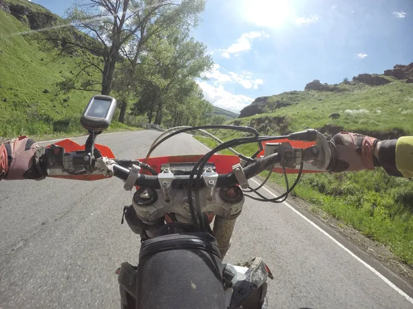 Enduro reis met vuil fiets hoog in de bergen — Stockfoto