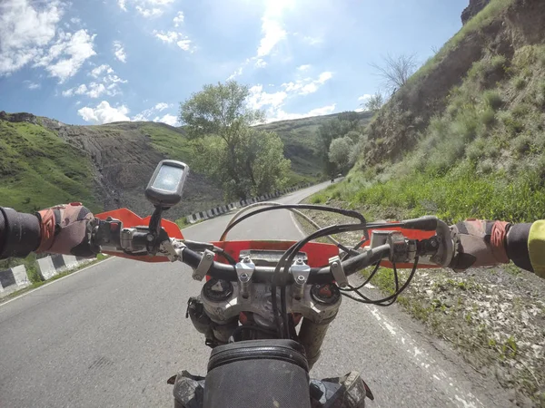 Voyage en Enduro avec vélo de saleté haut dans les montagnes — Photo