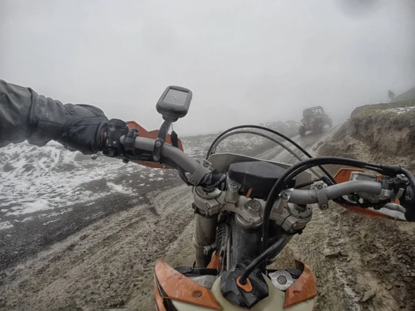 Enduro-Reise mit dem Dirt-Bike hoch in den Bergen — Stockfoto