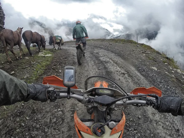 Enduro-Reise mit dem Dirt-Bike hoch in den Bergen — Stockfoto