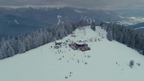Snowboard freeride vuelo drone invierno en las montañas nea café, ascensor y pueblos — Vídeos de Stock