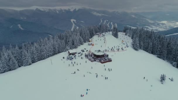 스노우 보드 freeride 겨울 산 니 카페, 엘리베이터 및 사람들에서 무인 항공기 비행 — 비디오