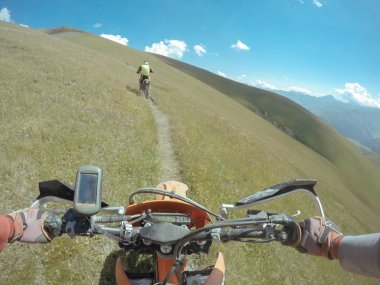Enduro yolculuk ile kir Bisiklet yüksek dağlarda