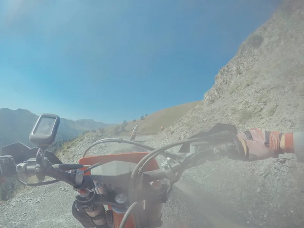 Enduro reis met vuil fiets hoog in de bergen — Stockfoto
