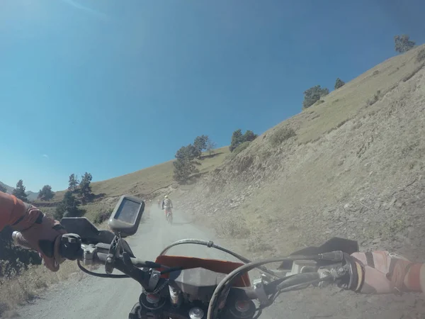 Enduro-Reise mit dem Dirt-Bike hoch in den Bergen — Stockfoto
