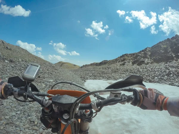 Enduro podróż z dirt bike wysokiej w górach — Zdjęcie stockowe