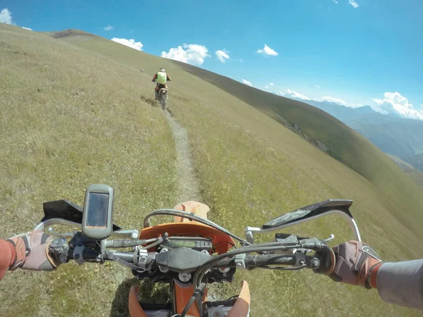 Enduro viaggio con bici sporcizia in alta montagna — Foto Stock