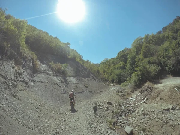 Enduro cesta s dirt bike vysoká v horách — Stock fotografie