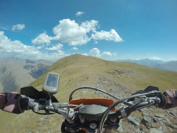 Enduro-Reise mit dem Dirt-Bike hoch in den Bergen — Stockfoto