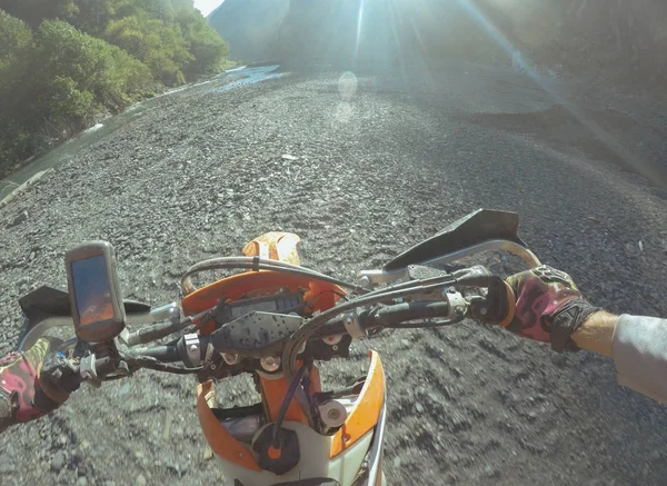 Voyage en Enduro avec vélo de saleté haut dans les montagnes — Photo