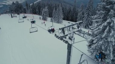 Dağlar skilift Asansör ve halklar üzerinde kış snowboard ve Kayak drone uçuş
