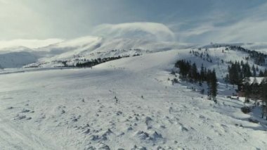 Dağlar skilift Asansör ve halklar üzerinde kış snowboard ve Kayak drone uçuş