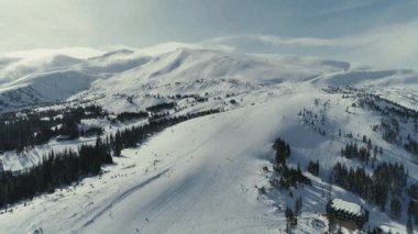 Dağlar skilift Asansör ve halklar üzerinde kış snowboard ve Kayak drone uçuş