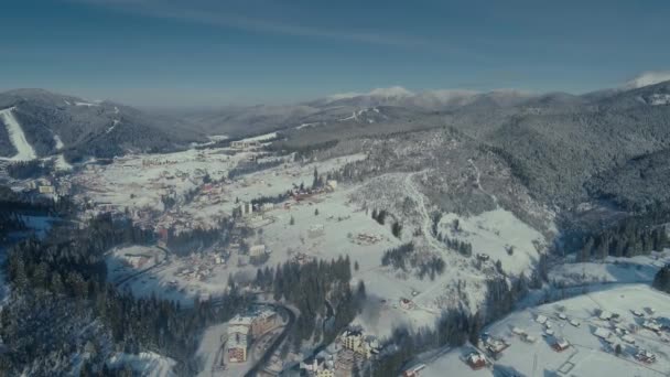 Hiver neige Bukovel ville forêt lever de soleil drone vol dans les montagnes — Video