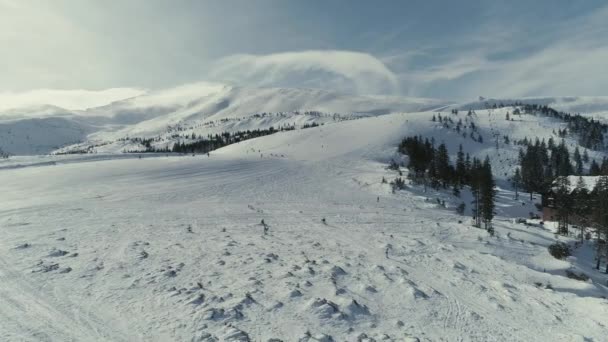 冬季滑雪板和滑雪无人机飞行在山 skilift 以上电梯和人民 — 图库视频影像