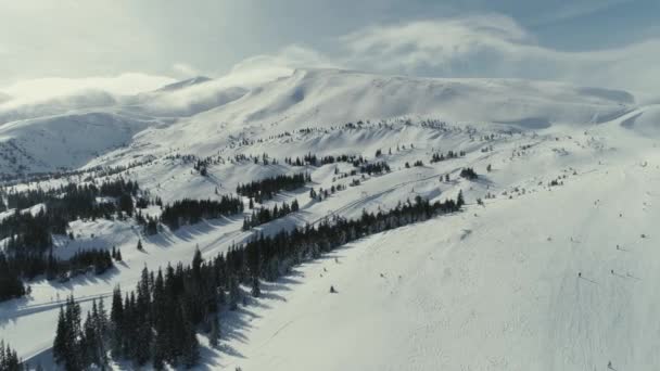 冬季滑雪板和滑雪无人机飞行在山 skilift 以上电梯和人民 — 图库视频影像