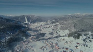 Kışın kar Bukovel şehir orman gündoğumu drone uçuş dağlarda