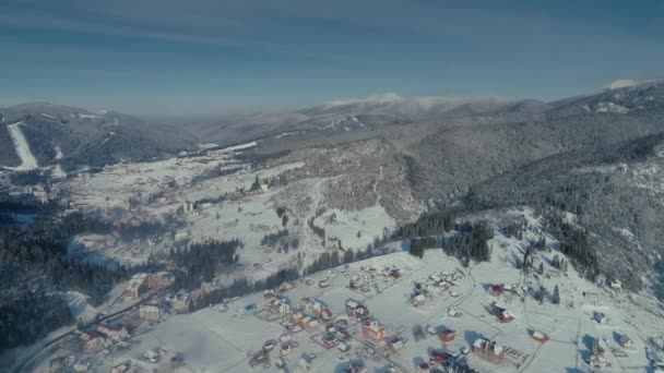 Inverno neve Bukovel cidade floresta nascer do sol drone voo nas montanhas — Vídeo de Stock