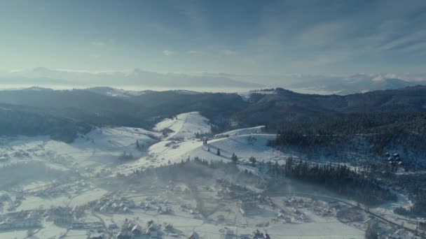 Hiver neige Bukovel ville forêt lever de soleil drone vol dans les montagnes — Video