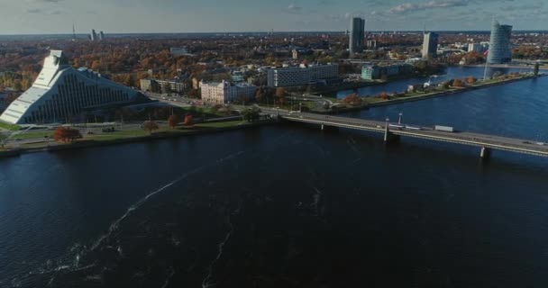 Riga şehir eski aşağı şehir sonbahar Drone uçuş Tv Kulesi köprüler daugava Nehri Kütüphane — Stok video