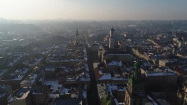 Lviv şehri, Ukrayna, şehir merkezi buidings, drone uçuş kış timelapse