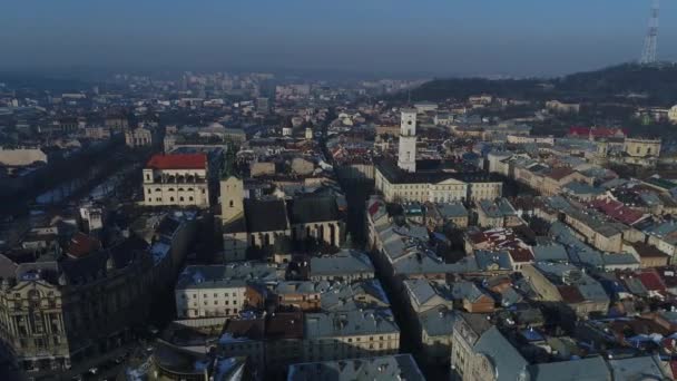 Ciudad de Lviv, Ucrania, abajo el centro de la ciudad buidings, drone vuelo invierno timelapse — Vídeos de Stock