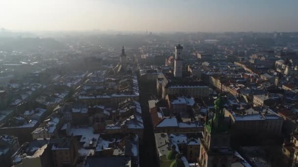 Ciudad de Lviv, Ucrania, abajo el centro de la ciudad buidings, drone vuelo invierno timelapse — Vídeos de Stock