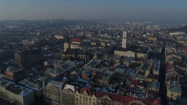 Ciudad de Lviv, Ucrania, abajo el centro de la ciudad buidings, drone vuelo invierno timelapse — Vídeo de stock