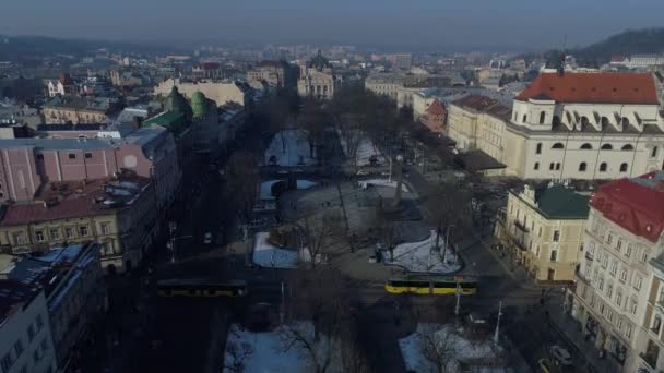 Lviv cidade, ucraniana, para baixo do centro da cidade buidings, drone voo inverno tempo, estradas — Vídeo de Stock