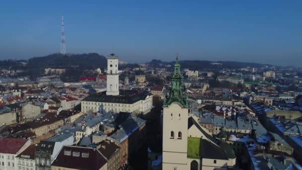 Lviv cidade, ucraniana, para baixo do centro da cidade buidings, drone voo inverno tempo, estradas — Vídeo de Stock