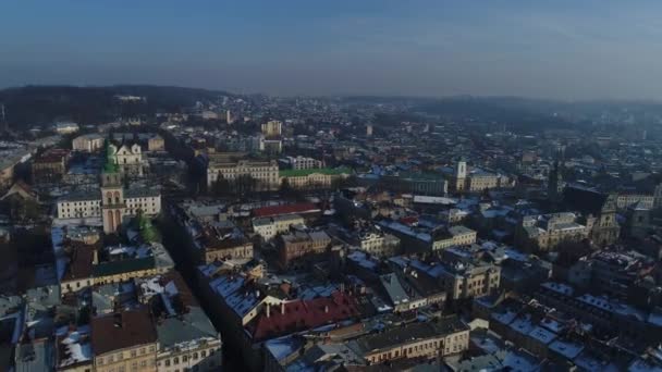 Staden Lviv, Ukraina, down town center buidings, drone flygning vintertid, vägar — Stockvideo