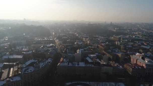 Lviv city, Ukrajna, down town center buidings, drone repülés téli időben, utak — Stock videók