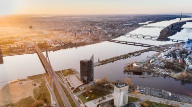 Riga şehir sonbahar gündoğumu binalar yaşayan Drone evler