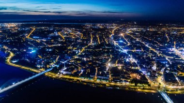 Riga şehir gece zaman köprü sonbahar Drone uçuş