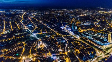 Riga şehir gece zaman köprü sonbahar Drone uçuş