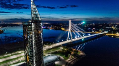 Riga şehir gece zaman köprü sonbahar Drone uçuş