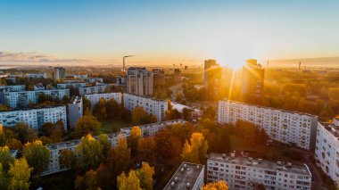 Riga şehir sonbahar gündoğumu binalar yaşayan Drone evler