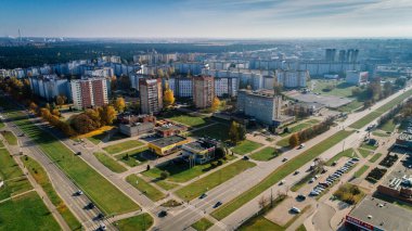 Riga şehir sonbahar gündoğumu binalar yaşayan şehrin dron evler