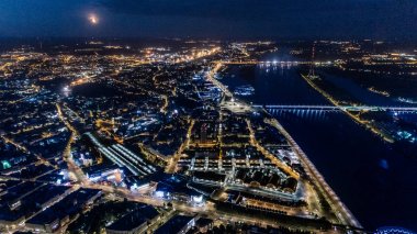 Riga şehir gece zaman köprü sonbahar Drone uçuş