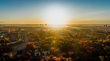 Riga şehir sonbahar gündoğumu binalar yaşayan Drone evler