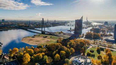 Riga şehir sonbahar Drone uçuş trafics ans arabalar yukarıdaki köprü