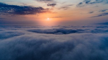 Riga şehir gece zaman bulutlar sis sonbahar Drone uçuş
