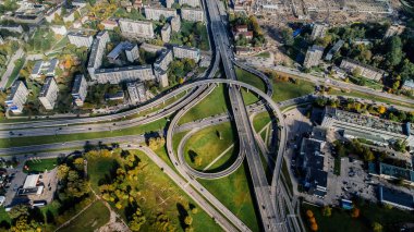 Riga şehir sonbahar Drone uçuş trafics ans arabalar yukarıdaki köprü