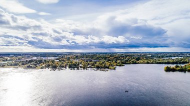 Riga şehir Tv Kulesi sonbahar Drone uçuş yukarıdaki ve gündoğumu