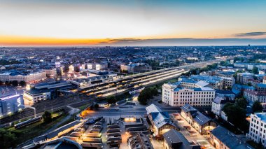 Riga şehir gece zaman köprü sonbahar Drone uçuş