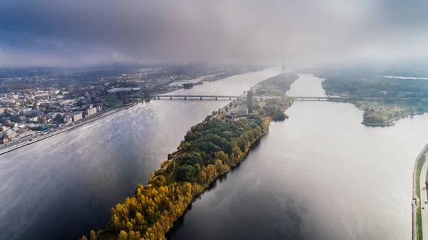 Cidade de Riga Edifícios do nascer do sol de outono Drone perto do rio Daugava — Fotografia de Stock