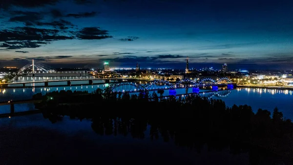 Місто Риги нічний час міст осінь Drone польоту — стокове фото
